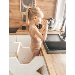 dziecko korzysta z kitchen helpera