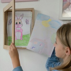 otwierana ramka ze skrzynką na rysunki dziecka do powieszenia na ścianie