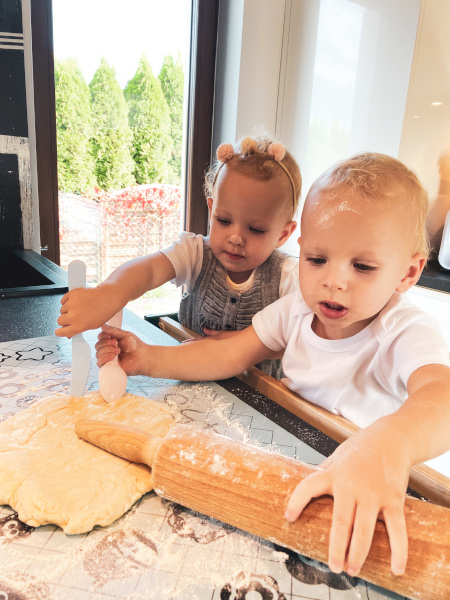 dzieci gotują w kuchni kitchen helper dla dwójki