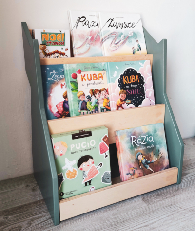 książki na półce dla dziecka postawione okładkami do przodu